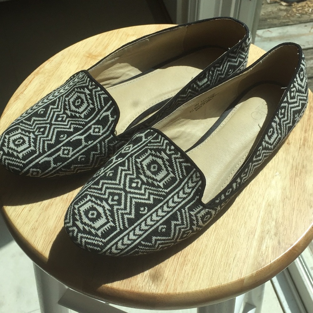 Black & white flats